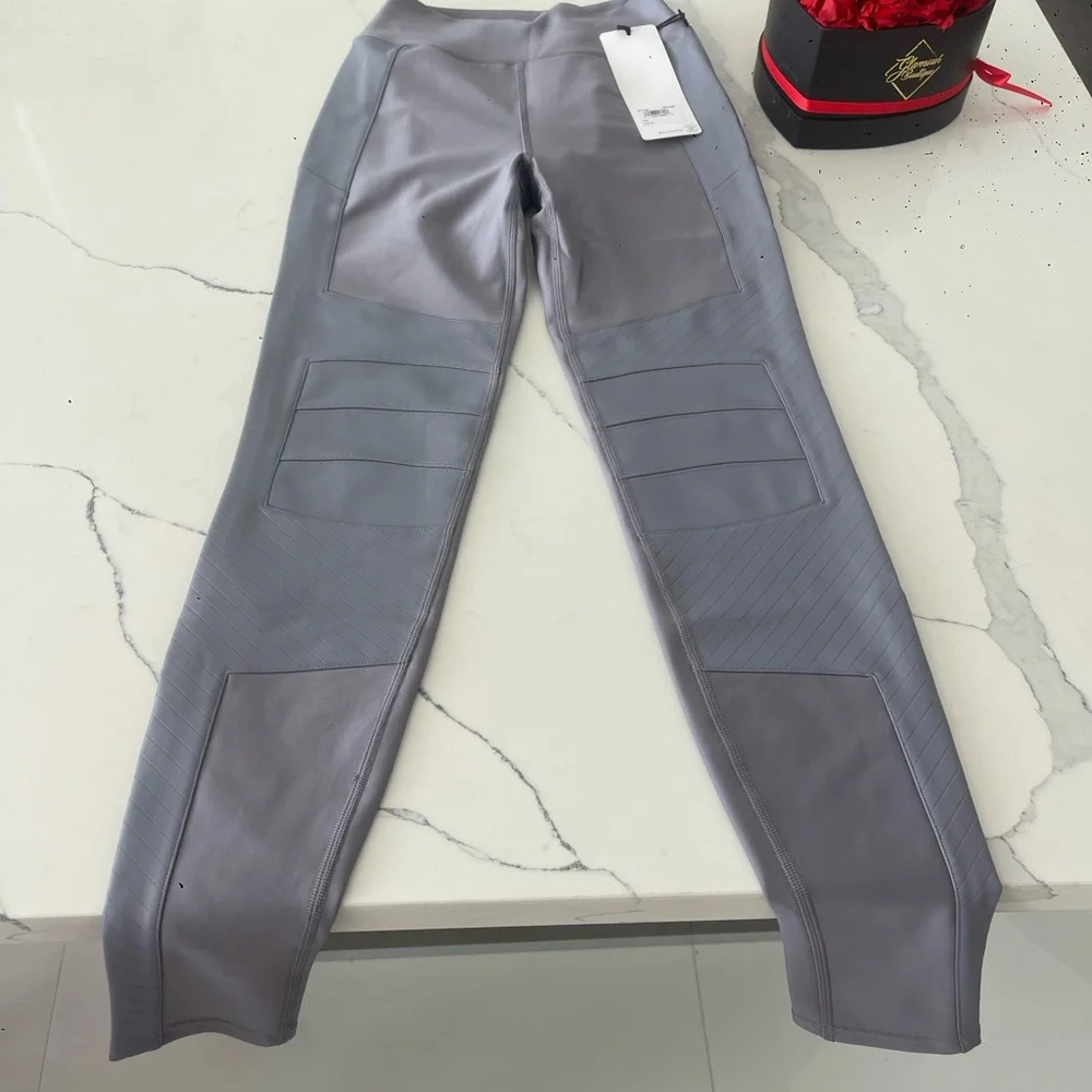 ALO Yoga ICE Gray Airlift Leggings Winter-Warm Airlift Leggings – Size S – NWT